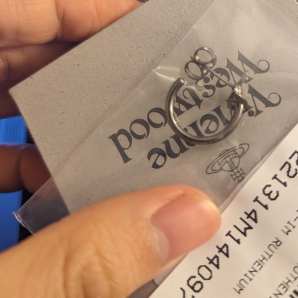 Vivienne Westwood BRAND NEW vera single earring gunmetal - Picture 2 of 2